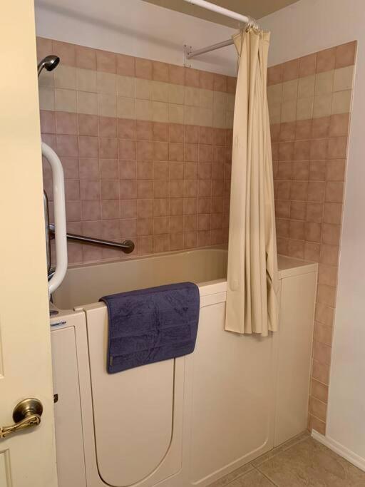 Desert Getaway - Centrally Located, Trail Access Steps Away! Lake Havasu City Bagian luar foto